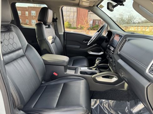 Used 2024 Nissan Frontier SL w/ Technology Package image 39