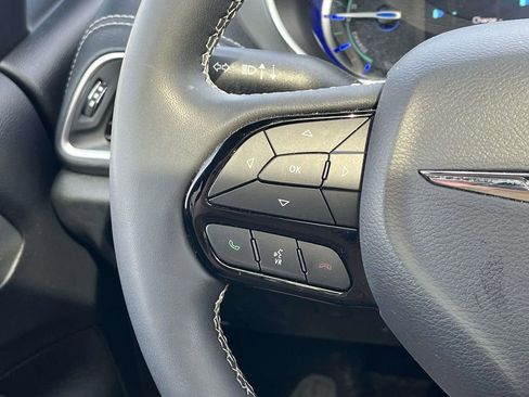 Used 2023 Chrysler Pacifica Limited w/ Uconnect Theater Family Group image 23