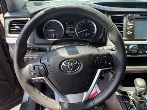 Used 2018 Toyota Highlander SE AWD/4WD image 17