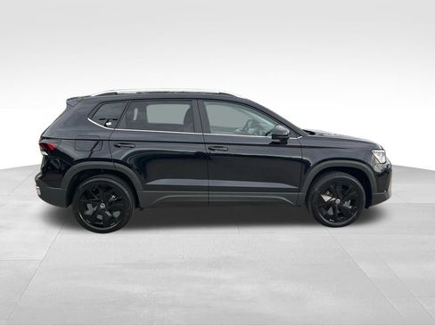 New 2026 Volkswagen Taos SE FWD image 3