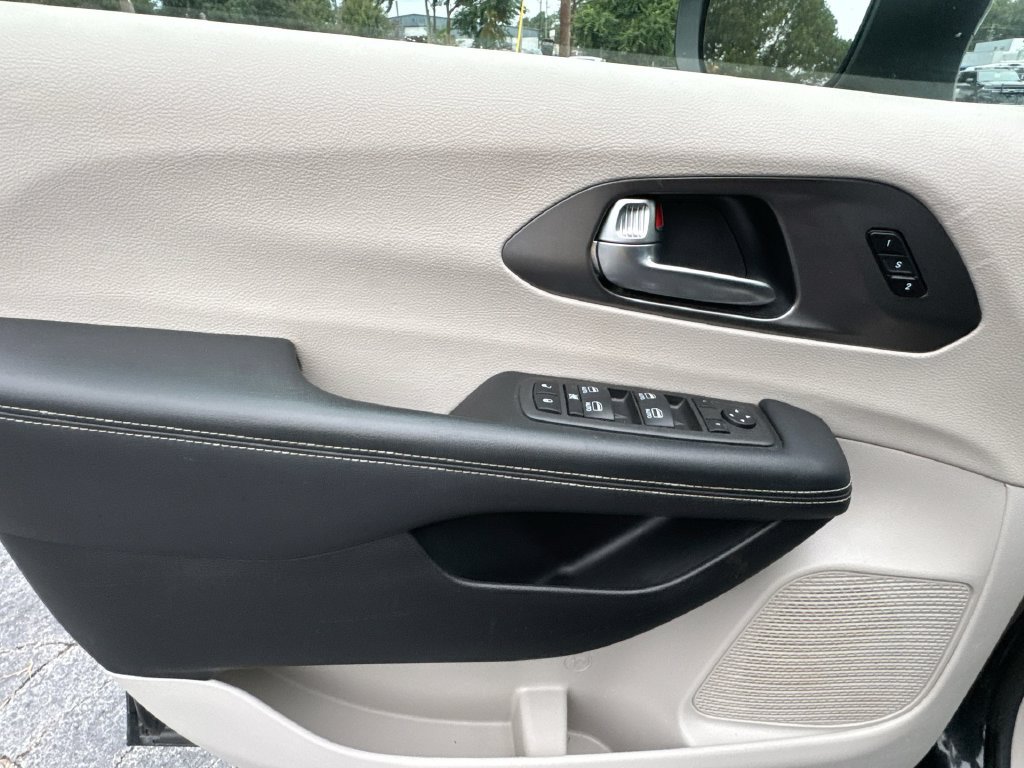 Used 2023 Chrysler Pacifica Touring-L w/ Uconnect Theater Family Group AWD/4WD image 15