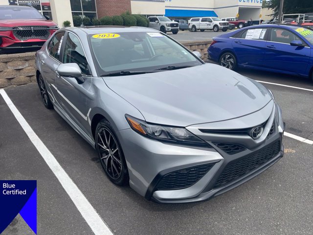 Used 2024 Toyota Camry SE w/ Cold Weather Package FWD image 5