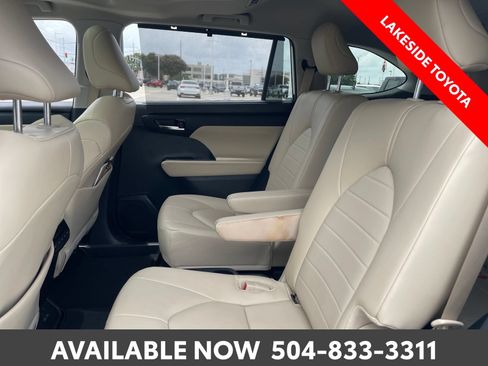 Certified 2024 Toyota Highlander XLE FWD image 24