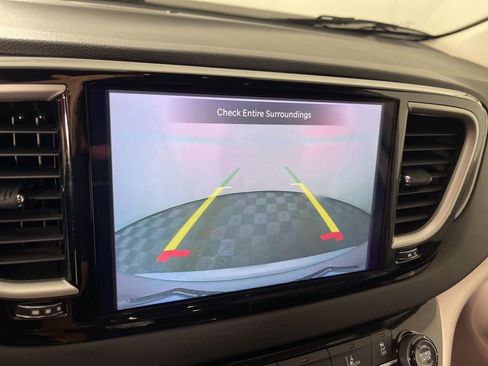 Used 2024 Chrysler Pacifica Touring-L image 28