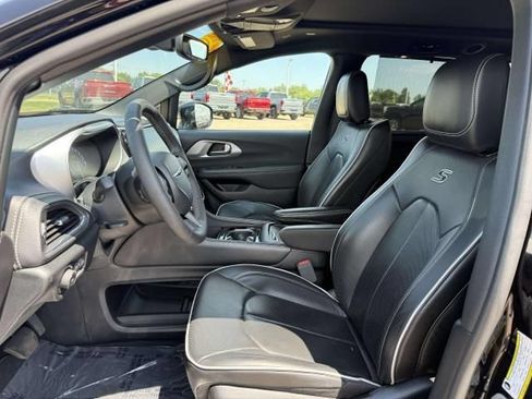 Used 2025 Chrysler Pacifica Limited FWD image 12
