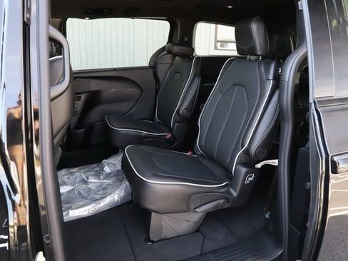 New 2026 Chrysler Pacifica Limited w/ S Appearance Package image 18