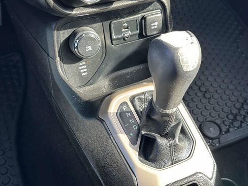 Used 2017 Jeep Renegade Latitude w/ Cold Weather Group image 30