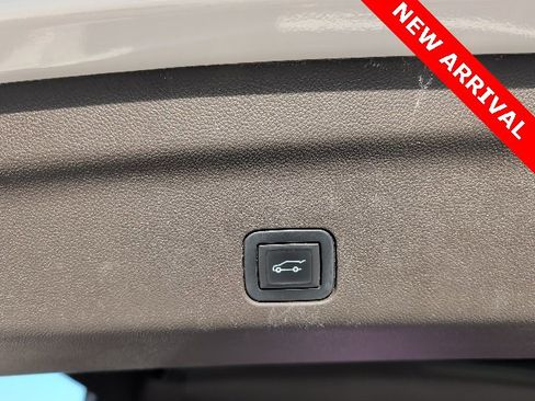 Used 2022 GMC Yukon XL SLT w/ SLT Luxury Package image 17