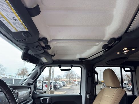 Used 2019 Jeep Wrangler Unlimited Sahara image 14