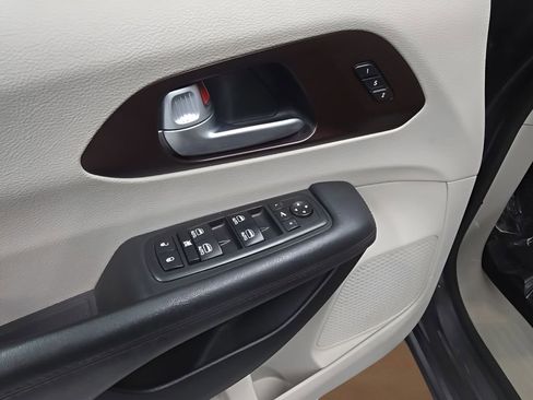 Used 2018 Chrysler Pacifica Limited w/ Tire & Wheel Group FWD image 10