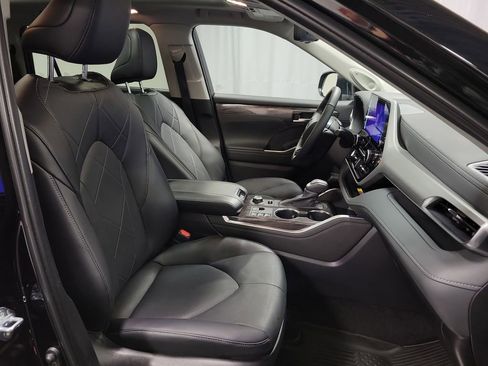 Used 2025 Toyota Highlander Platinum image 30