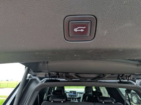Used 2022 Chevrolet Suburban LT w/ Luxury Package AWD/4WD image 10