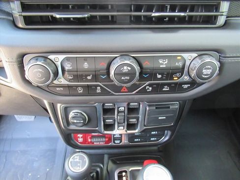 New 2025 Jeep Wrangler Unlimited Rubicon w/ Technology Group image 24