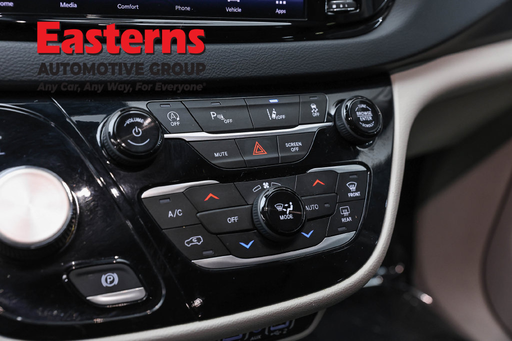 Used 2023 Chrysler Pacifica Touring-L FWD image 21