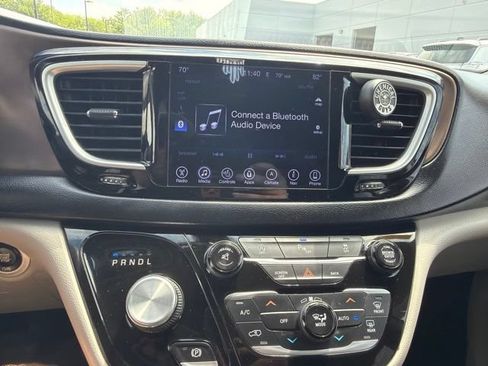 Used 2017 Chrysler Pacifica Touring-L w/ Tire & Wheel Group FWD image 14