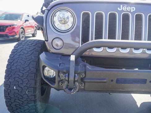Used 2017 Jeep Wrangler Unlimited Sahara w/ Connectivity Group AWD/4WD image 12