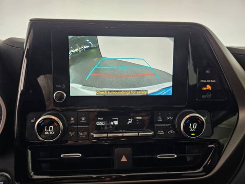 Used 2023 Toyota Highlander XLE FWD image 29