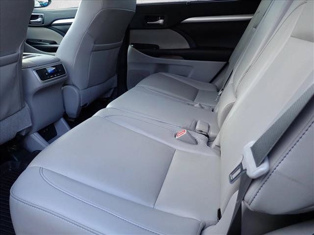 Used 2019 Toyota Highlander XLE AWD/4WD image 9