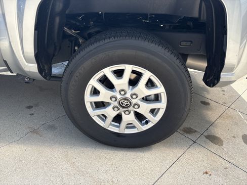 Used 2025 Toyota Tacoma SR5 AWD/4WD image 33