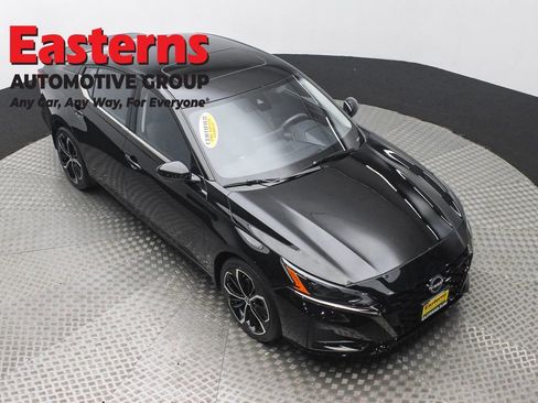 Used 2023 Nissan Altima 2.5 SR w/ SR Premium Package AWD/4WD image 3