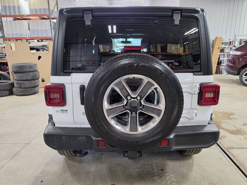 Used 2018 Jeep Wrangler Unlimited Sahara AWD/4WD image 7