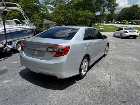 Used 2012 Toyota Camry SE w/ Leather Pkg FWD image 5
