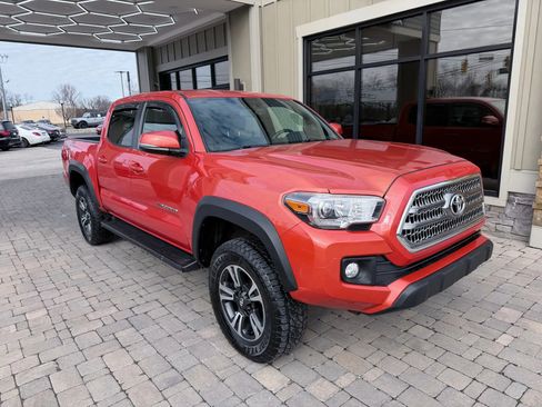 Used 2017 Toyota Tacoma TRD Off-Road w/ Tow Package (A/T) AWD/4WD image 41