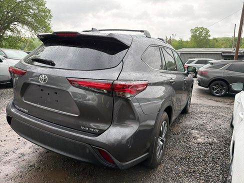 Used 2024 Toyota Highlander XLE AWD/4WD image 6