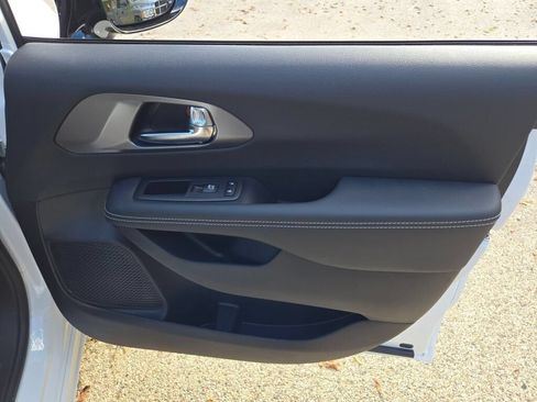 New 2026 Chrysler Pacifica Select FWD image 5