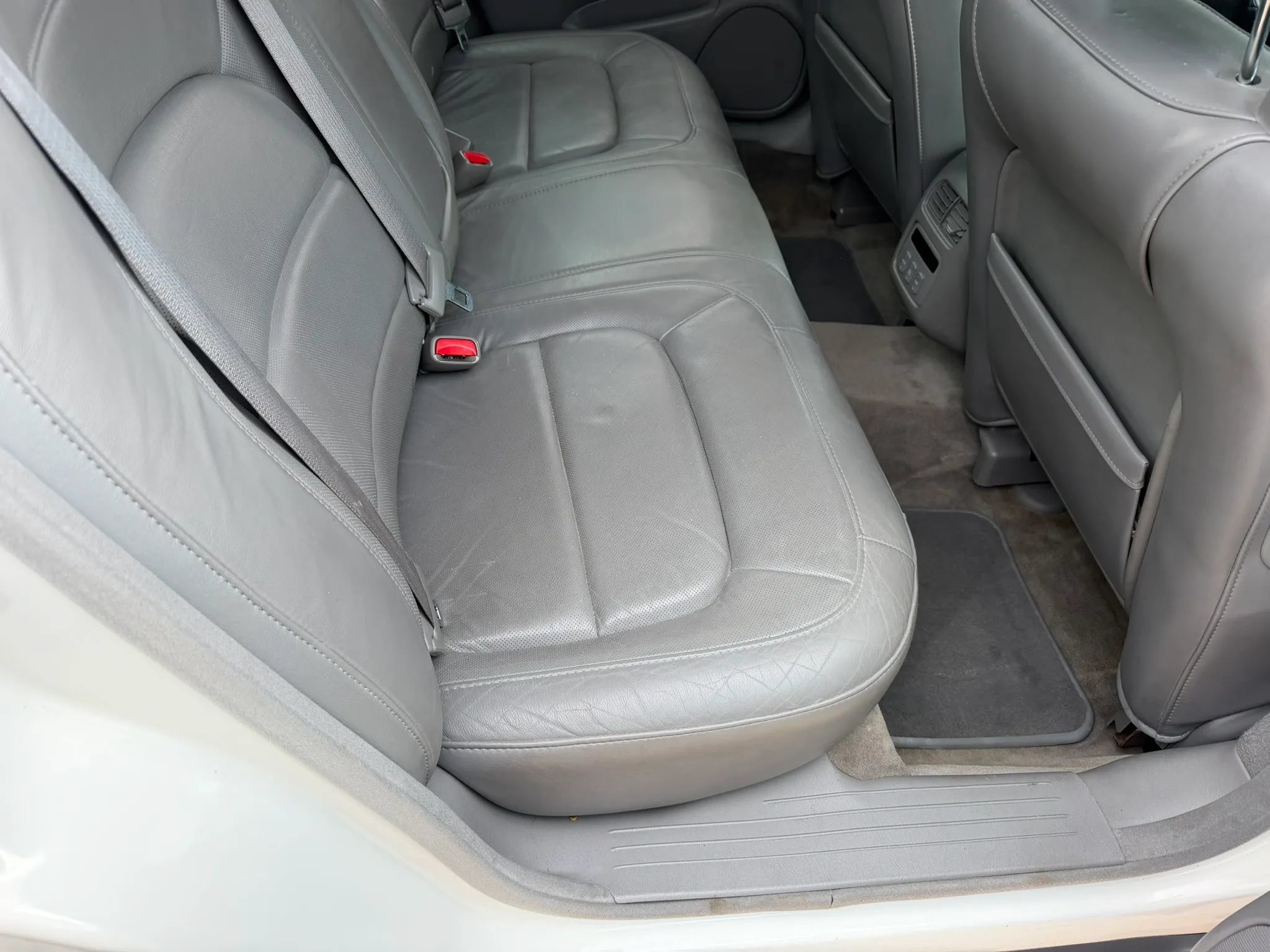 Used 2004 Cadillac De Ville w/ Equipment Group FWD image 16