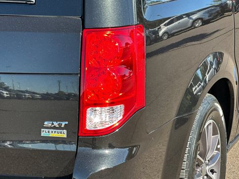 Used 2017 Dodge Grand Caravan SXT FWD image 25