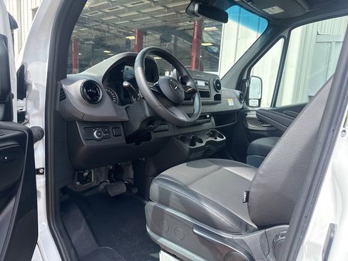 Used 2025 Mercedes-Benz Sprinter 2500 image 8
