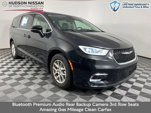 Used 2023 Chrysler Pacifica Touring-L FWD image 1