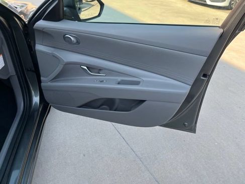 Used 2025 Hyundai Elantra Hybrid FWD image 18