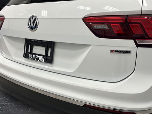 Used 2021 Volkswagen Tiguan SEL AWD/4WD image 37