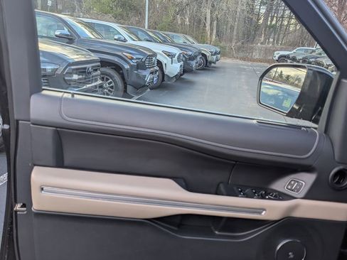 Used 2024 Ford Expedition Limited image 12