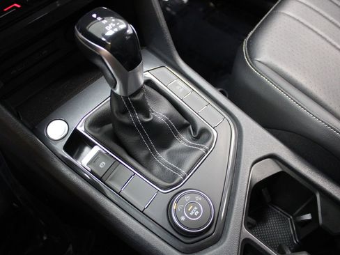 Used 2022 Volkswagen Tiguan SE AWD/4WD image 37
