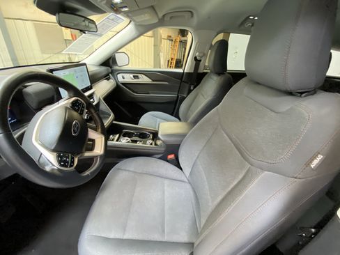 Used 2025 Ford Explorer Active image 22