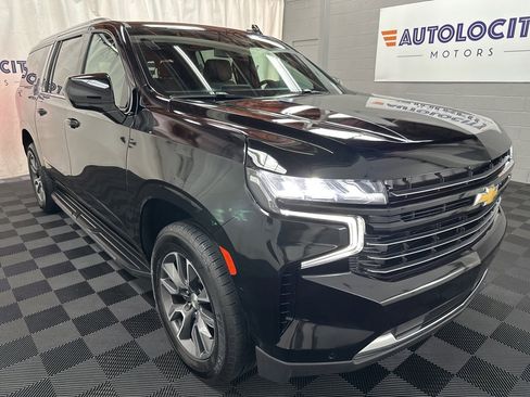Used 2024 Chevrolet Suburban LT image 3