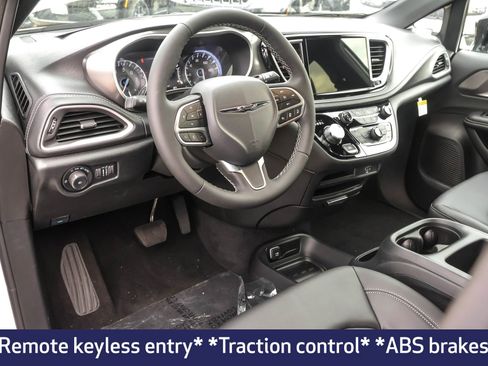 New 2026 Chrysler Pacifica Select image 4