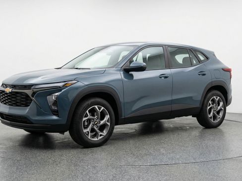 Used 2025 Chevrolet Trax LT FWD image 3