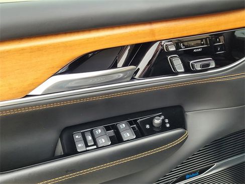 Used 2023 Jeep Grand Wagoneer Series III image 22