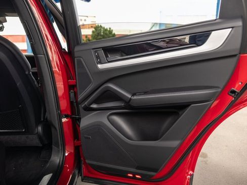 Used 2025 Porsche Cayenne S image 37