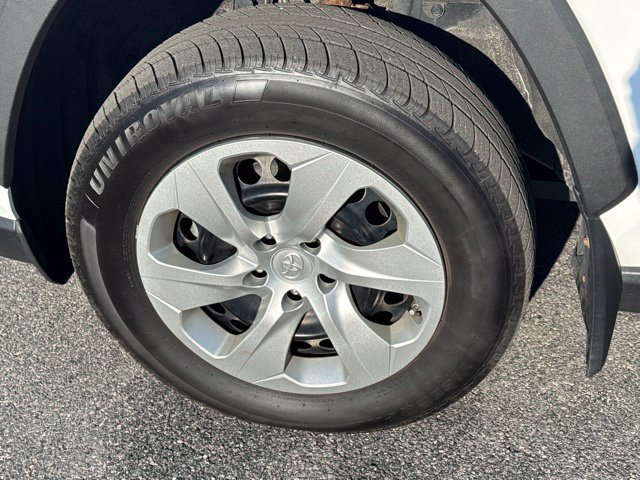 Used 2021 Toyota RAV4 LE AWD/4WD image 17