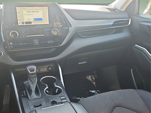 Used 2023 Toyota Highlander L image 18