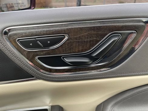 Used 2017 Lincoln Continental Select image 27