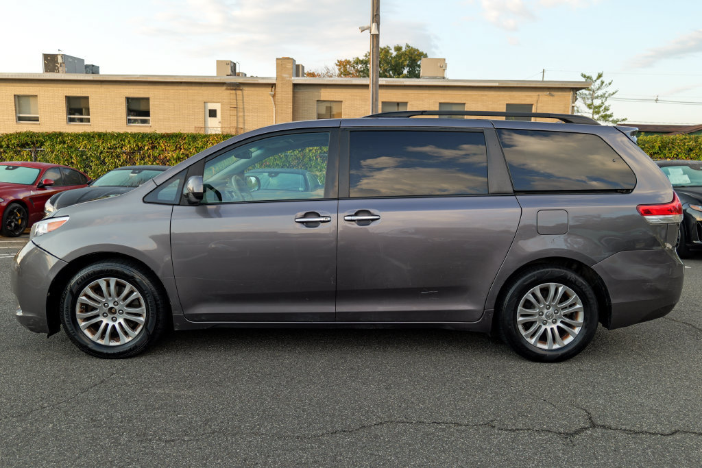 Used 2011 Toyota Sienna XLE w/ Premium Pkg FWD image 4