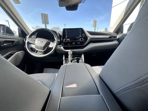 Used 2022 Toyota Highlander LE image 18