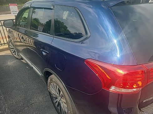 Used 2019 Mitsubishi Outlander SE AWD/4WD image 3