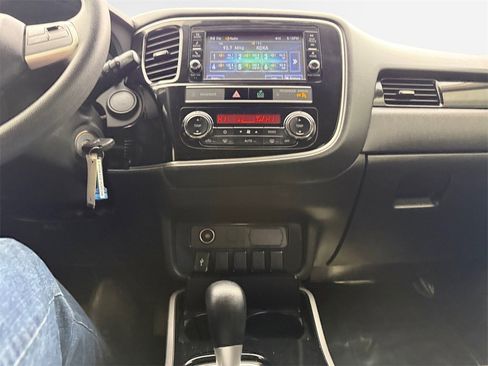 Used 2019 Mitsubishi Outlander ES image 21